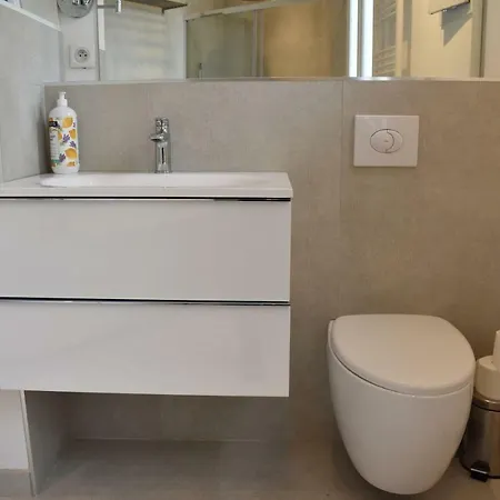 Stylish 2 Bedroom In Montmarte Apartment Paris